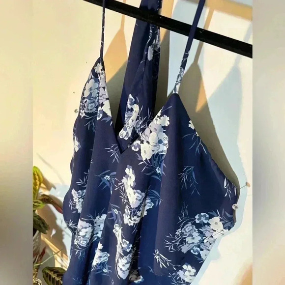 Flowy  halter dress - Picture 3 of 4